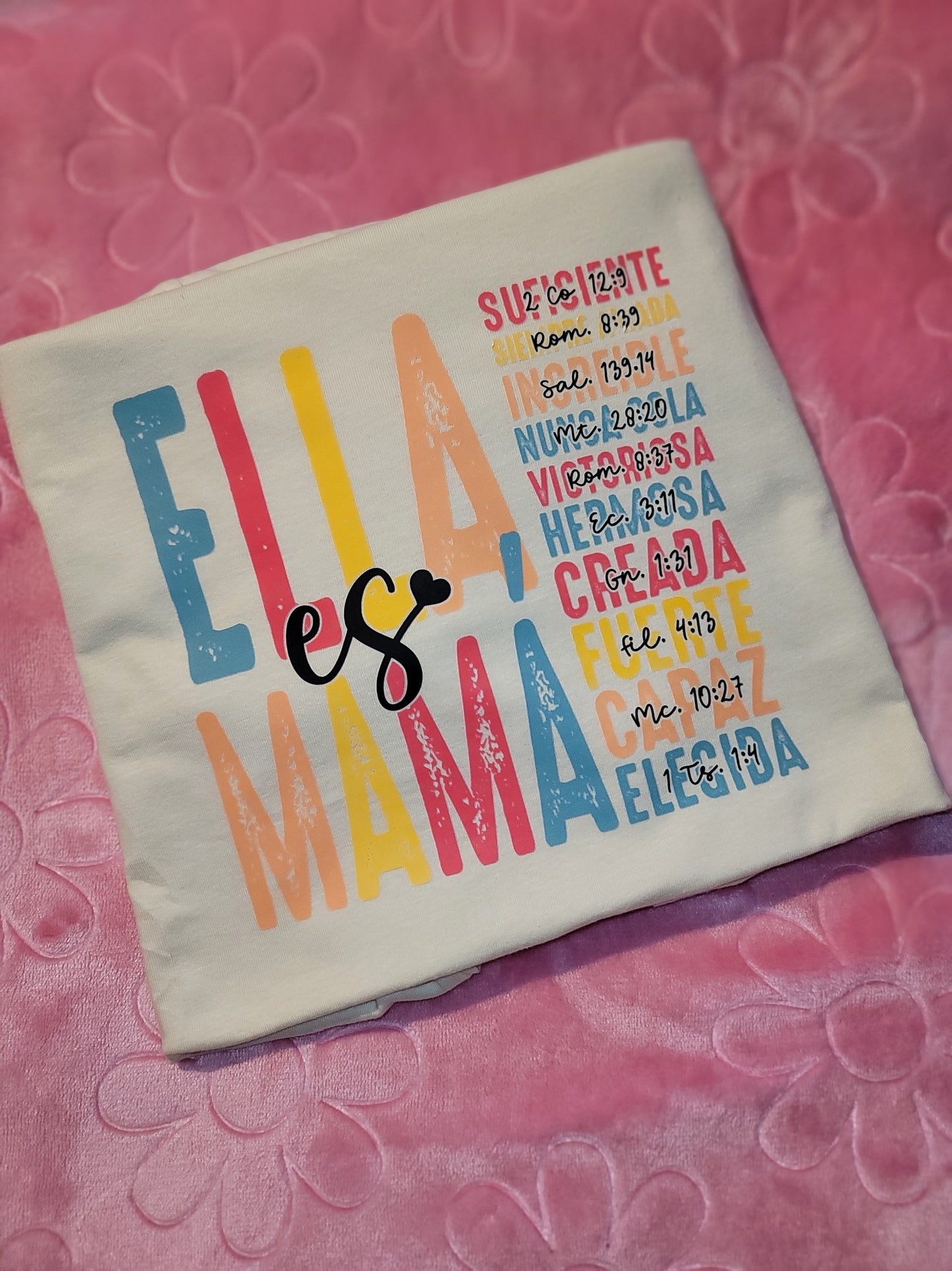 Camiseta con Mensaje y Versículo para Mamá: Ella es Mamá 